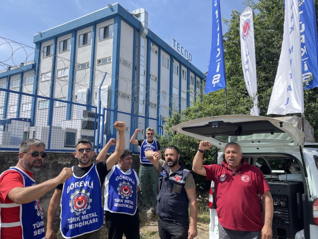 Des délégués syndicaux de Türk Metal manifestent devant l’entreprise chinoise de téléphonie Tecno à Istanbul.