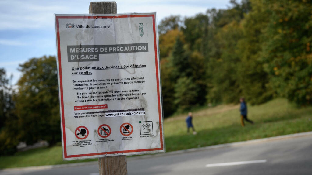 Un panneau d'avertissement dans le Parc Hermitage, à Lausanne, annonçant des mesures de précaution suite à la détection de pollution aux dioxines. 15 octobre 2021.