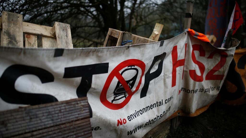 Une affiche contre la construction de la ligne à grande vitesse HS2 dans le camp d'Extinction Rebellion à Harefield, le 22 janvier 2020.
