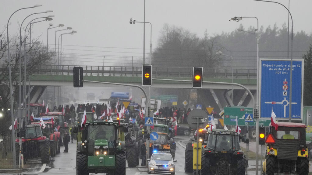 În Polonia, agricultorii protesteaza împotriva importurilor de cereale, miere, carne de pui si oua din Ucraina. Presedintele Volodimir Zelenski a cerut ridicarea blocajelor, 21 februarie 2024.