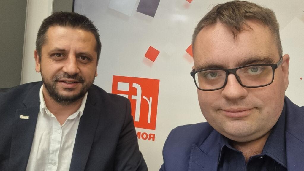 Andrei Robert Botez (stânga) guvernator District 2241 Rotary România și R Moldova și Cristian Gava, în studioul RFI România