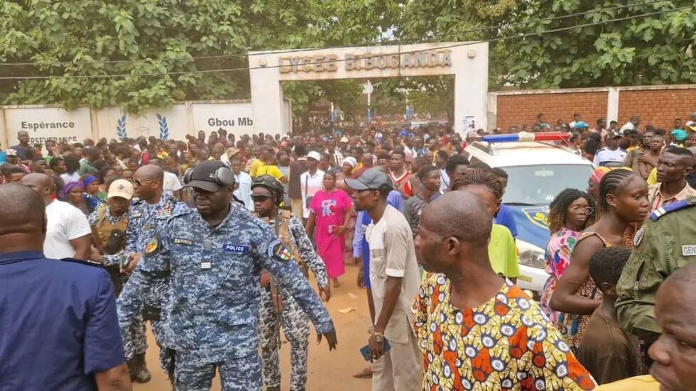 Rassemblée devant le lycée Barthélémy Boganda à Bangui, une foule se masse en signe de deuil, au lendemain de la mort d’au moins 29 élèves dans une bousculade provoquée par l’explosion d’un transformateur électrique, le 25 juin 2025.