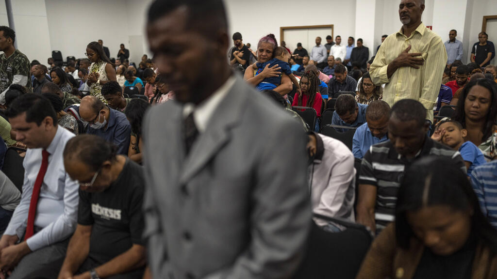 Des fidèles d’un temple évangélique prient lors d’un rassemblement à Salvador de Bahia en septembre 2022. Avec ses slogans du Bien contre le Mal, le président sortant Jaïr Bolsonaro mise sur cet électorat qui constitue un tiers de la population, son rival de gauche Luiz Inacio Lula da Silva s’est lui aussi rapproché des évangéliques en refusant le «vote de haine».