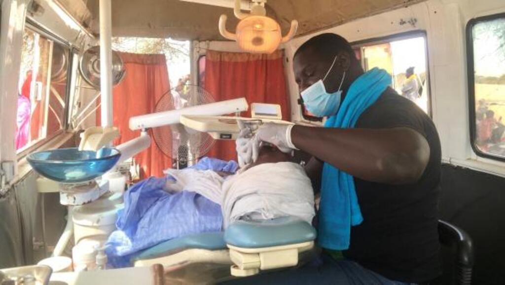 Djibril Gueye, chirurgien-dentiste, enchaîne les extractions. Les soins dentaires sont parmi les plus demandés.
