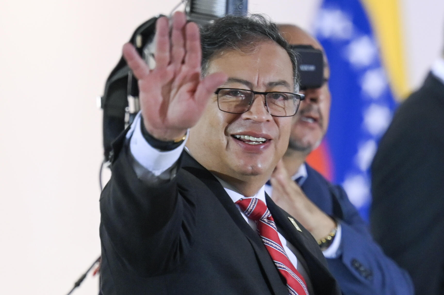 El presidente de Colombia, Gustavo Petro, saluda a periodistas en el Palacio Itamary, sede de la cancillería de Brasil, en Brasilia, el 30 de mayo de 2023.