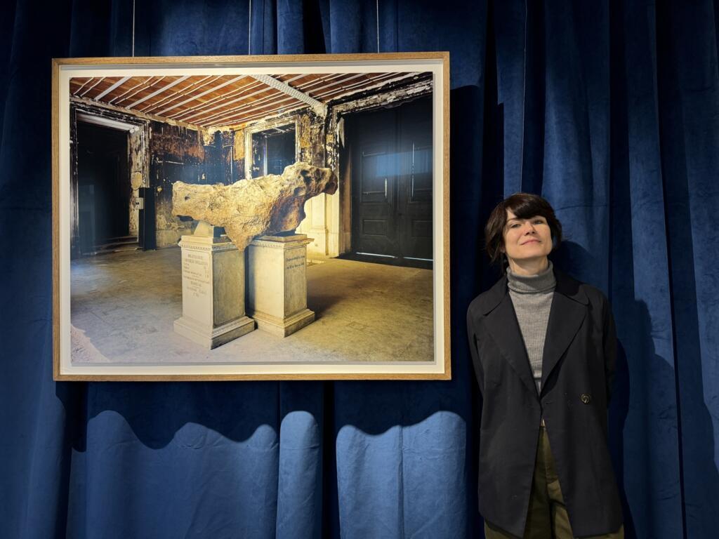 Lívia apresenta em Paris uma fotografia do meteorito Bendegó, uma das poucas peças que resistiu às chamas que atingiram o Museu Nacional, na Quinta da Boa Vista, em São Cristóvão, Zona Norte do Rio, em setembro de 2018.