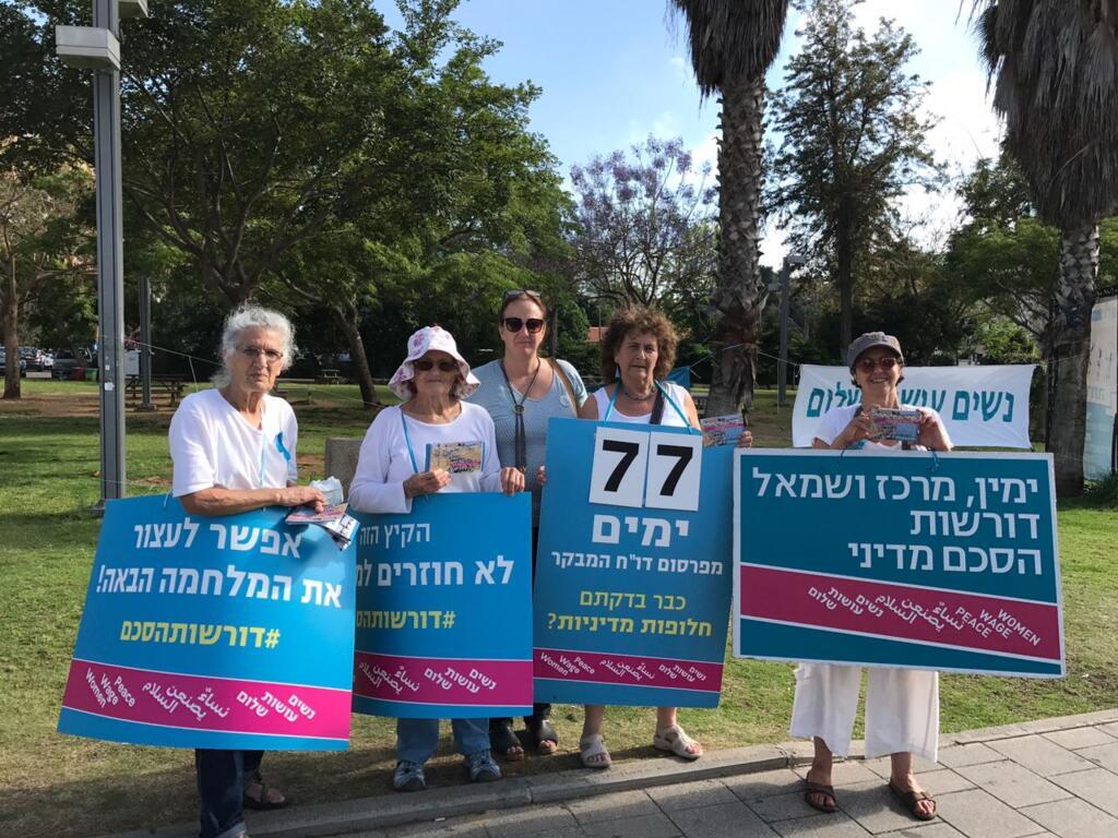 Tânia Harkavi em uma das marchas do Mulheres Agem pela Paz. Ela está segurando o cartaz com o número 77
