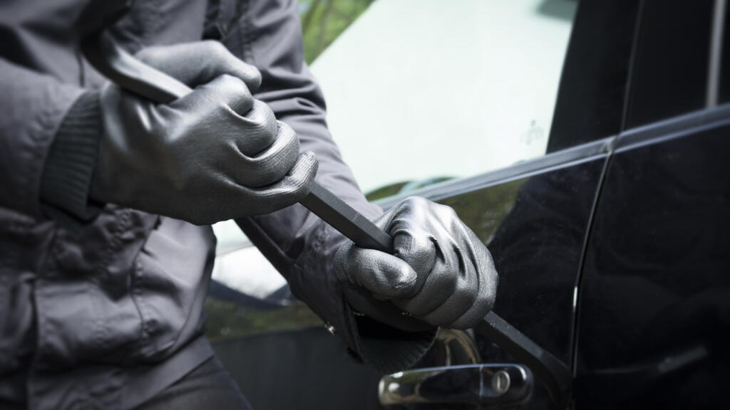 Des réseaux de criminels organisés se chargent des vols de voiture. Les véhicules volés sont ensuite envoyés sur d'autres continents pour leur revente. (Image d'illustration)