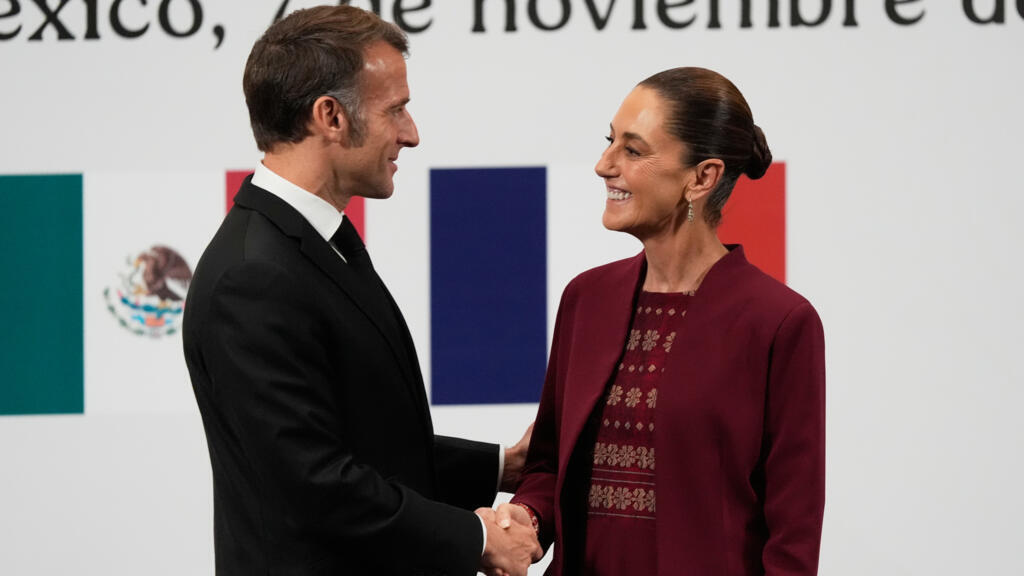 Le président français Emmanuel Macron et la présidente mexicaine Claudia Sheinbaum donnent une conférence de presse conjointe au Palais national de Mexico, le vendredi 7 novembre 2025.