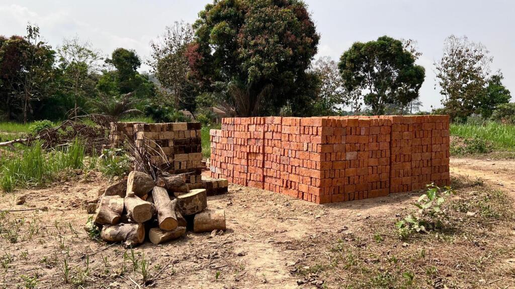 Centrafrique: la fabrication de briques cuites, une activité vitale aux lourdes conséquences environnementales