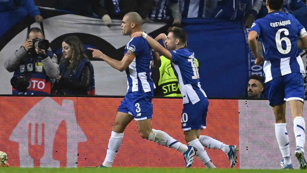 Pepe (FC Porto) à gauche, après le 2è but contre Antwerp FC, en match de Ligue des Champions groupe H, le 7 novembre 2023.