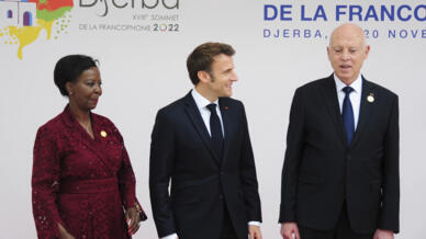Le président français Emmanuel Macron entouré de la secrétaire générale de l'OIF, Louise Mushikiwabo et du président tunisien Kaïs Saied lors de l'ouverture du 18e sommet de la Francophonie à Djerba le 19 novembre 2022.