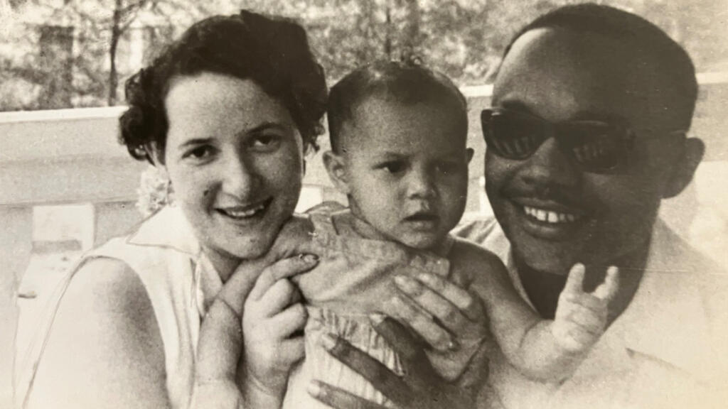 Amilcar et Maria Helena Cabral avec leur fille Iva, à Bissau en 1953.