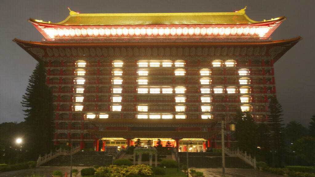 Iluminação no Taipei Grand Hotel, para agradecer aos EUA que darão a Taiwan 750.000 doses de vacina COVID-19 depois que o alerta COVID-19 subir para o nível 3 , em Taipei, Taiwan, domingo, 6 de junho de 2021.