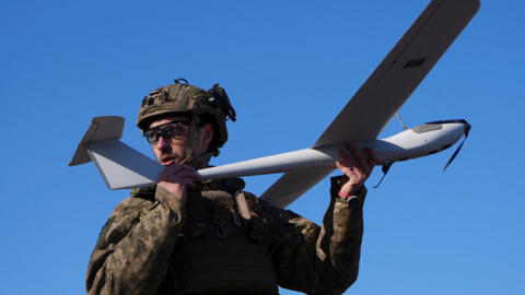یک سرباز اوکراینی درحال بررسی یک پهپاد. 29 ژانویه 2024