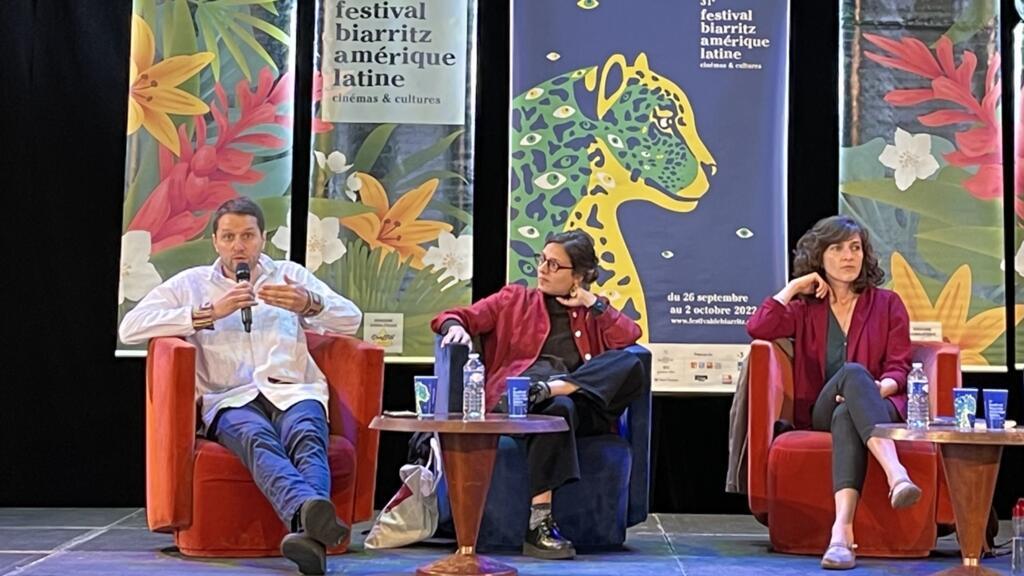 Professores de diversas instituições de ensino europeias participaram de um debate sobre os desafios do Brasil, as vésperas das eleicoes de 2 de outubro. Na ordem da esquerda para a direita: Frédéric Louault, Nathalia Capellini, Mélanie Toulhoat.