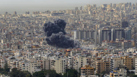 De la fumée s'élève dans le ciel après une frappe israélienne sur le quartier de Dahiyeh dans la banlieue de Beyrouth, le 28 mars 2025.
