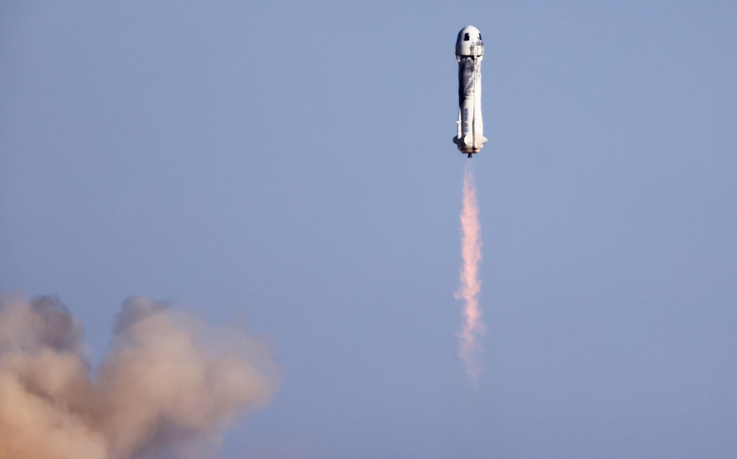 Nowy Shepard Blue Origin wystartuje z wyrzutni z 90-letnim aktorem Star Trek Williamem Shatnerem i trzema innymi cywilami 13 października 2021 roku.