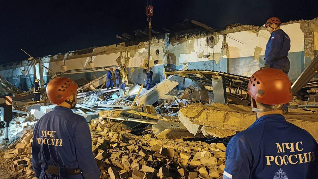 Nhân viên cứu hộ Nga tại một nhà máy công nghiệp sau vụ hỏa hoạn, ở Shilovsky, Ryazan, cách Matxcơva khoảng 250 km. Ảnh do bộ Khẩn Cấp Nga công bố ngày 16/08/2025.