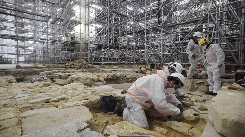 En février 2022, le ministère de la Culture a annoncé la découverte sous le dallage de Notre-Dame de Paris, au niveau de la croisée du transept, de plusieurs trésors archéologiques.
