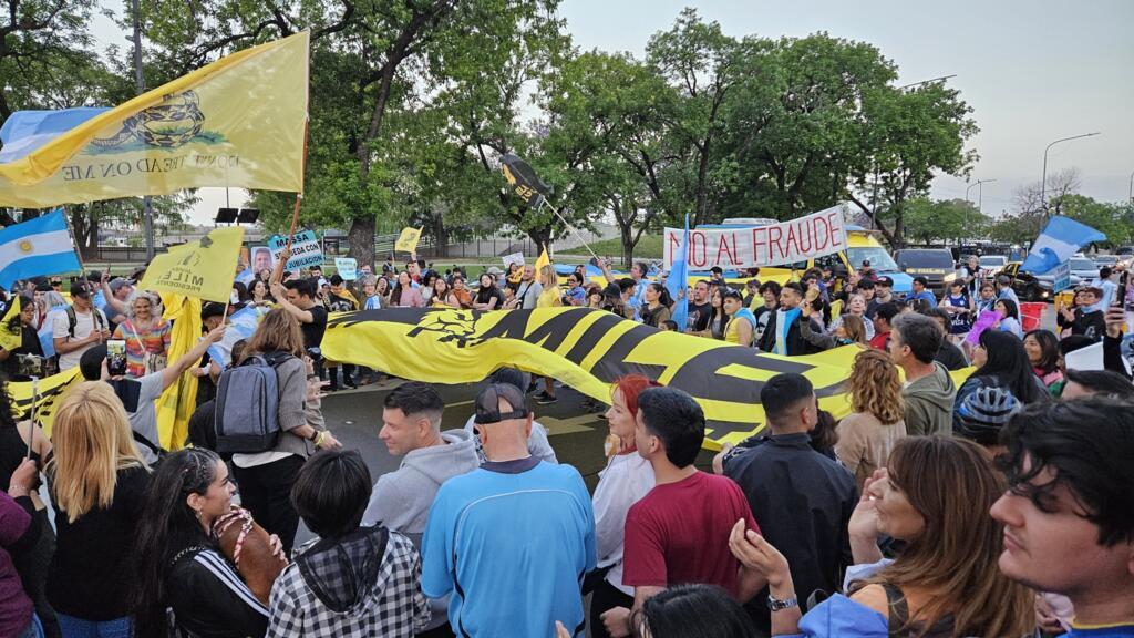 Eleitores de Milei fazem manifestação antes do debate eleitoral de 12 de novembro Foto Márcio Resende
