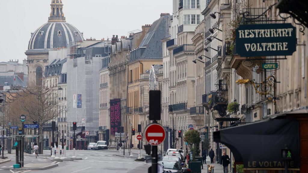 Le Quai Voltaire à Paris, desert, suite aux mesures de confinement liées au coronavirus en France.