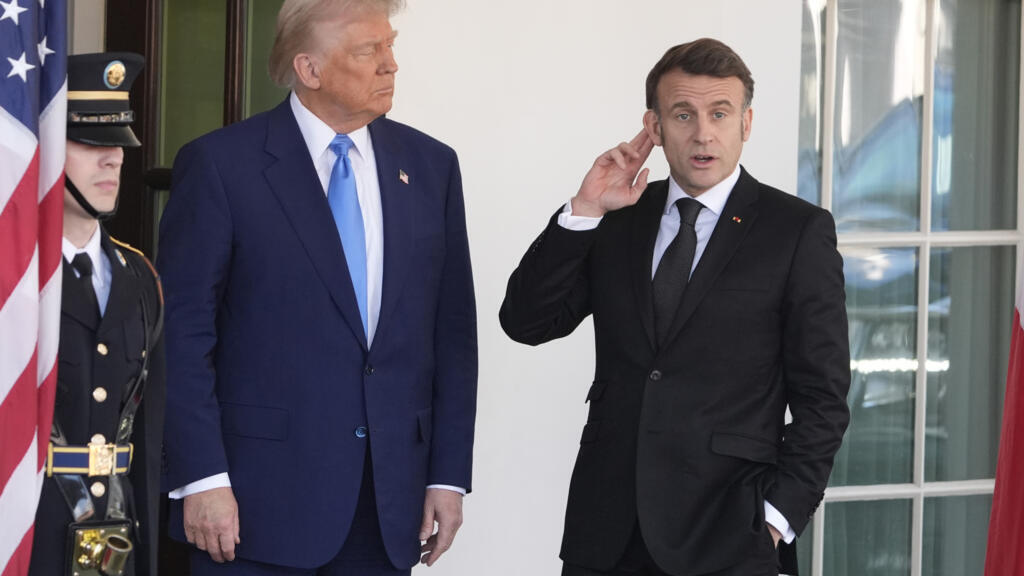 Le président français Emmanuel Macron, à droite, écoute un journaliste poser une question sous le regard du président Donald Trump avant une conférence de presse à la Maison Blanche, le lundi 24 février 2025, à Washington.