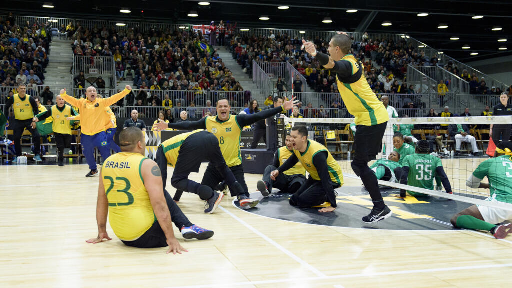 Time de vôlei sentado do Brasil celebra vitória contra Nigéria na final do Invictus Games, em Vancouver.