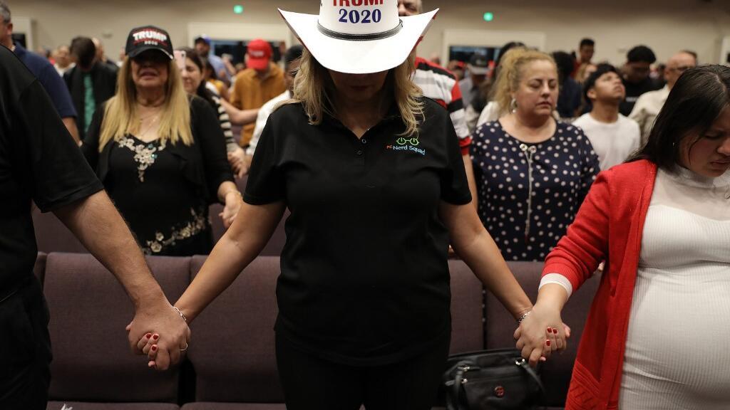 Des fidèles prient lors d'un meeting à la megachurch évangélique King Jesus de Miami, le 3 janvier 2020.