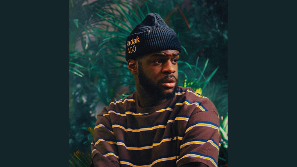 O rapper suíço Varnish La Piscine lançou recentemente seu terceiro álbum, "This lake is successful".