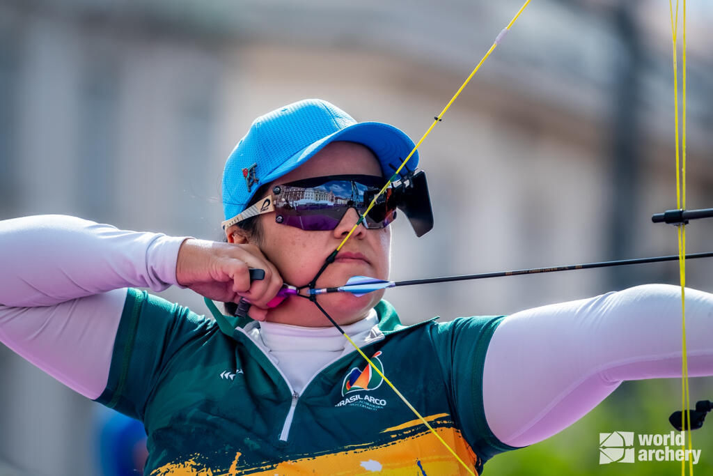 Atleta brasileira do tiro com arco durante preparativos em Portugal para Jogos Paralímpicos de Paris 2024.