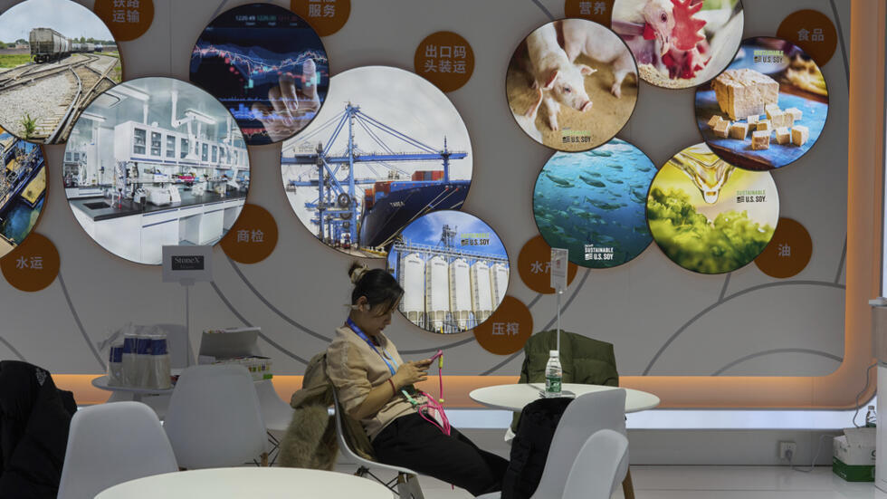 Hình tự liệu: Gian trưng bày của công ty Mỹ U.S. Soy tại triển lãm Chuỗi cung ứng Quốc tế ở Bắc Kinh, Trung Quốc, ngày 27/11/2024.