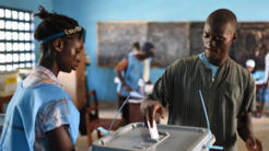 Un électeurs qui glisse son bulletin dans l'urne, le samedi 31 mars 2018.