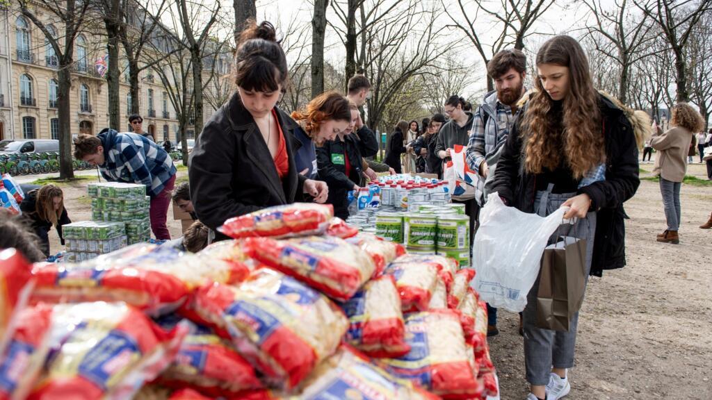 Universitários recebem alimentos durante uma distribuição de organizada pela associação de estudantes L'Alternative, em Paris, em 29 de março de 2023.