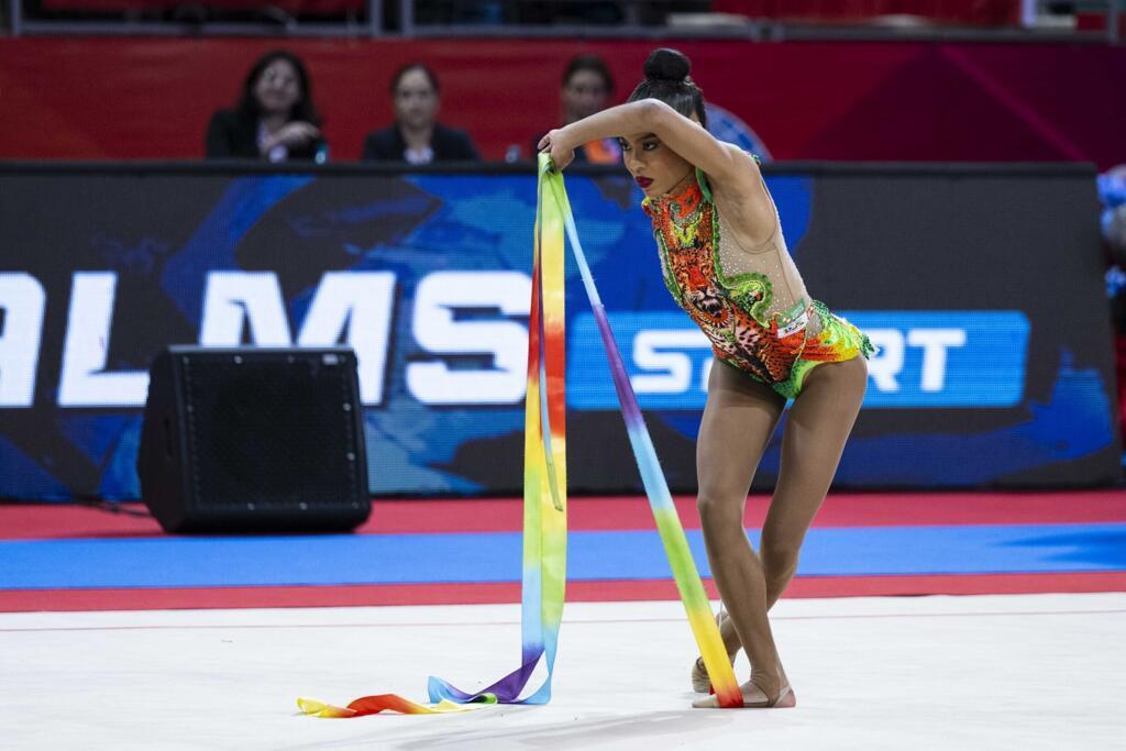 Jojô foi uma das atletas escolhidas para representar o Brasil na etapa da Bulgária da Copa do Mundo de Ginática Rítmica.