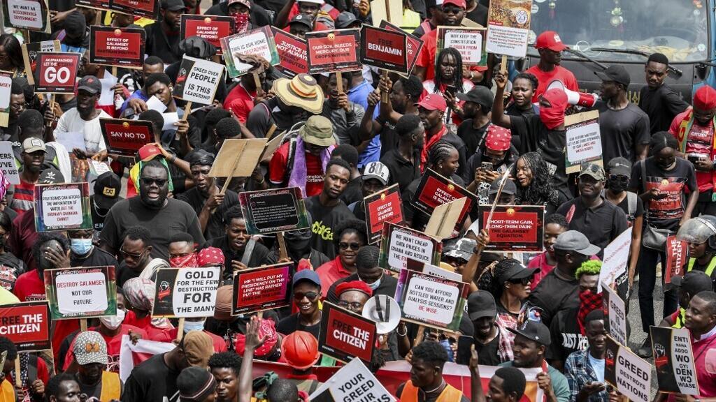 Des manifestants brandissent des pancartes lors d'une manifestation réclamant l'intervention du gouvernement contre l'exploitation minière illégale d'or et la libération d'un militant arrêté lors d'une précédente manifestation, à Accra, le 3 octobre 2024. (Image d'illustration)