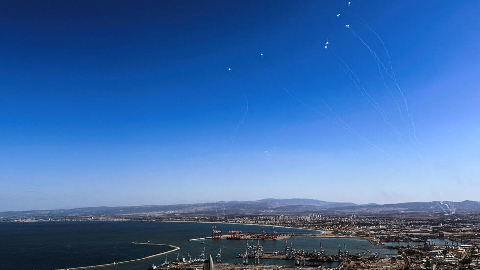 Mfumo wa kuzuia makombora wa Iron Dome wa Israel wakati ukizuia roketi zilizorushwa kutoka Lebanon kuelekea Israel, huku kukiwa na makabiliano ya kuvuka mpaka kati ya Hezbollah na Israel, kama ilivyorekodiwa kutoka Haifa, Israel, Oktoba 19, 2024. REUTERS/Artorn Pookasook TPX PICHA ZA SIKU