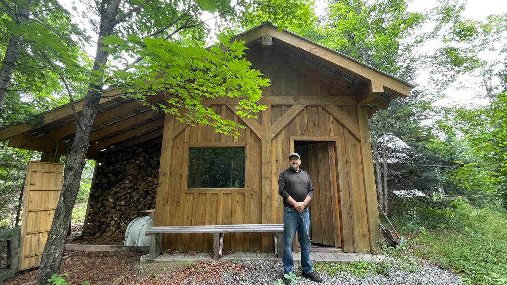 La cabane à Sucre dans la forêt de Saint-Emile-de-Suffolk de Christian Messier, scientifique passionné d'érable.