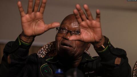 Rais wa zamani wa Afrika Kusini Jacob Zuma anazungumza na wanahabari nyumbani kwake Nkandla, KwaZulu-Natal, Julai 4, 2021.