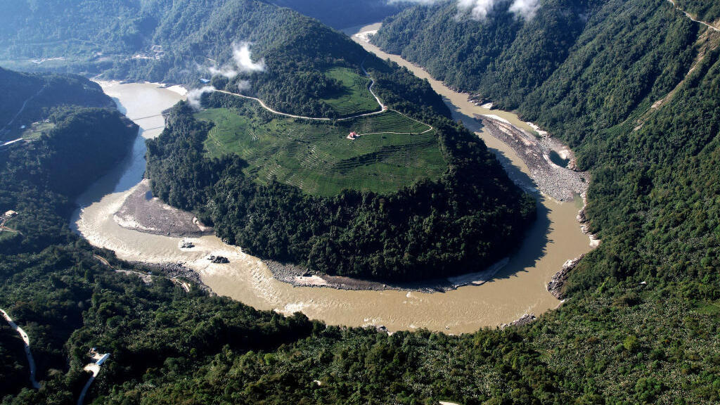 Vue aérienne d'une section du fleuve Yarlung Tsangpo le 13 mai 2023 dans le comté de Medog, à Nyingchi, dans la région autonome du Tibet en Chine.