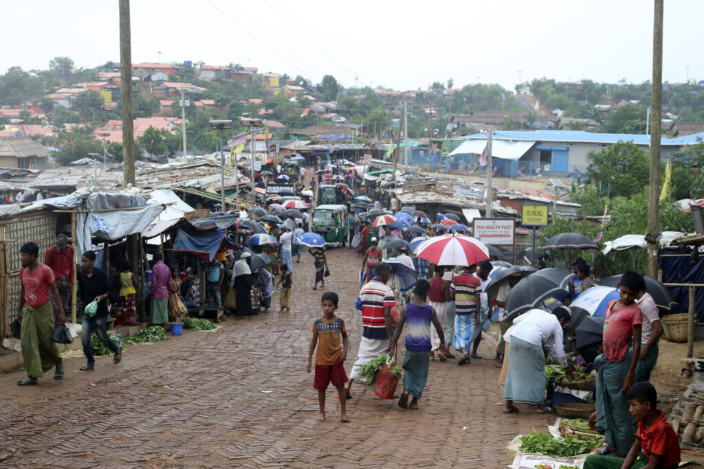 Des réfugiés Rohingyas circulent à Cox's Bazar, au Bengladesh. Près d’un million de Rohingyas vivent dans des camps tentaculaires et insalubres au sud du Bangladesh.