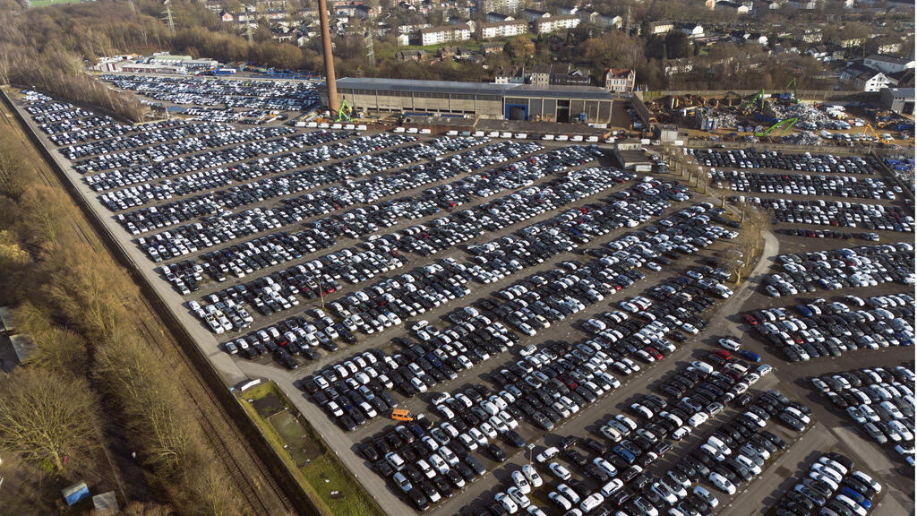 Các xe ô tô mới của Đức được lưu trữ tại một trung tâm hậu cần ở Essen, Đức, ngày 03/02/2025.