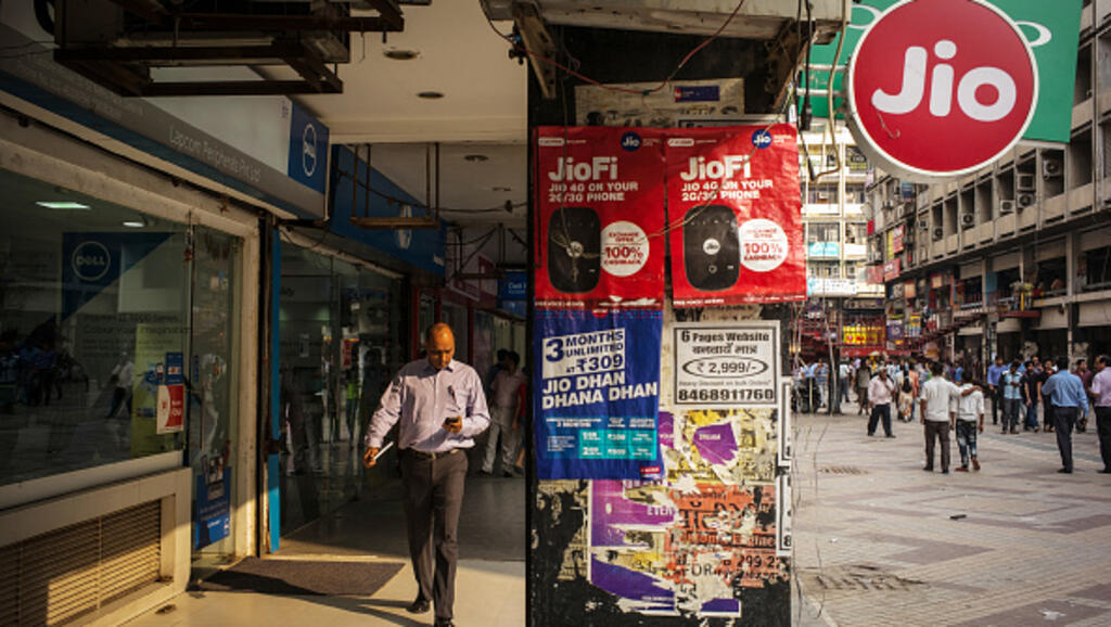 Passant avec smartphone dans les rues de New Delhi.