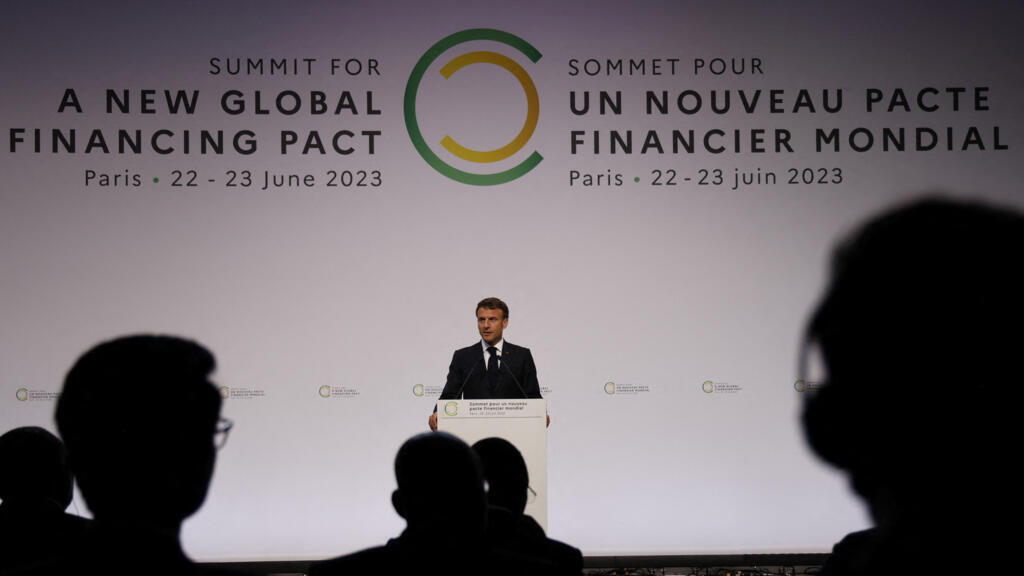 O presidente francês Emmanuel Macron faz um discurso durante a sessão de abertura da Cúpula do Novo Pacto Financeiro Global no Palais Brogniart em Paris, França, em 22 de junho de 2023.