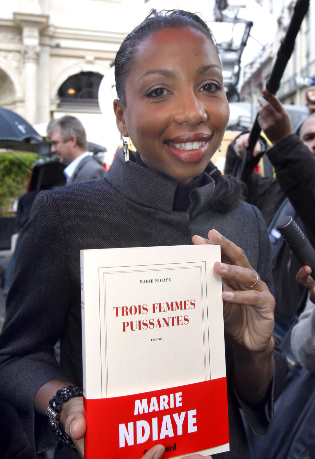 Marie NDiaye est l'autrice d'une vingtaine de livres, romans, nouvelles et pièces de théâtre. Elle a reçu le prix Goncourt pour son roman « Trois femmes puissantes ».