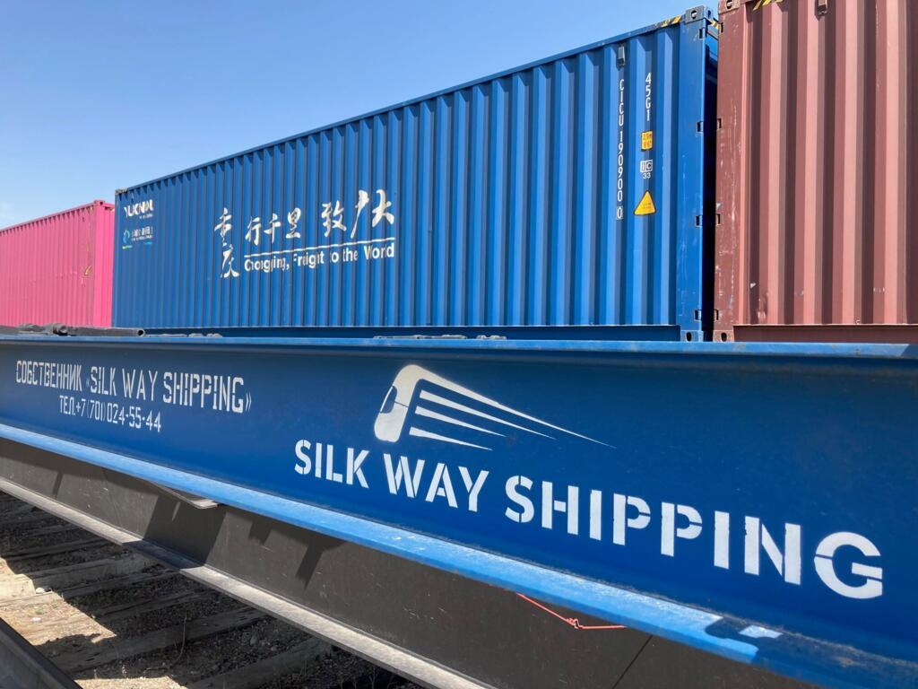 A la gare Altinkhol qui ne voit jamais de passagers, des dizaines de containers sont alignés sur la voie ferrée, bourrés de produits « made in China ».