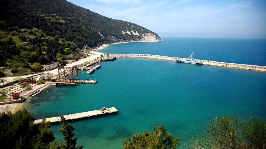 Vue du petit port de l'île de Sazan, à 140 km au sud-ouest de Tirana, la capitale de l'Albanie. Photo prise le 14 avril 2015.