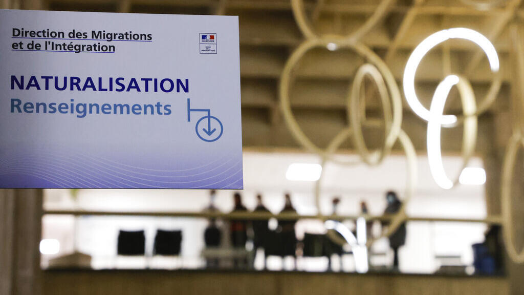 Examen civique, test de langue: en 2026, des conditions d'installation plus strictes pour les étrangers en France
