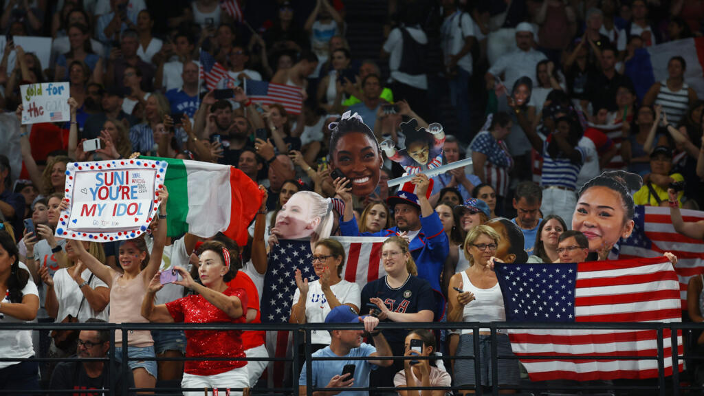Les supporters italiens et américains lors de la finale du concours de gymnastique artistique par équipes, mardi 30 juillet 2024, aux Jeux olympiques de Paris 2024.