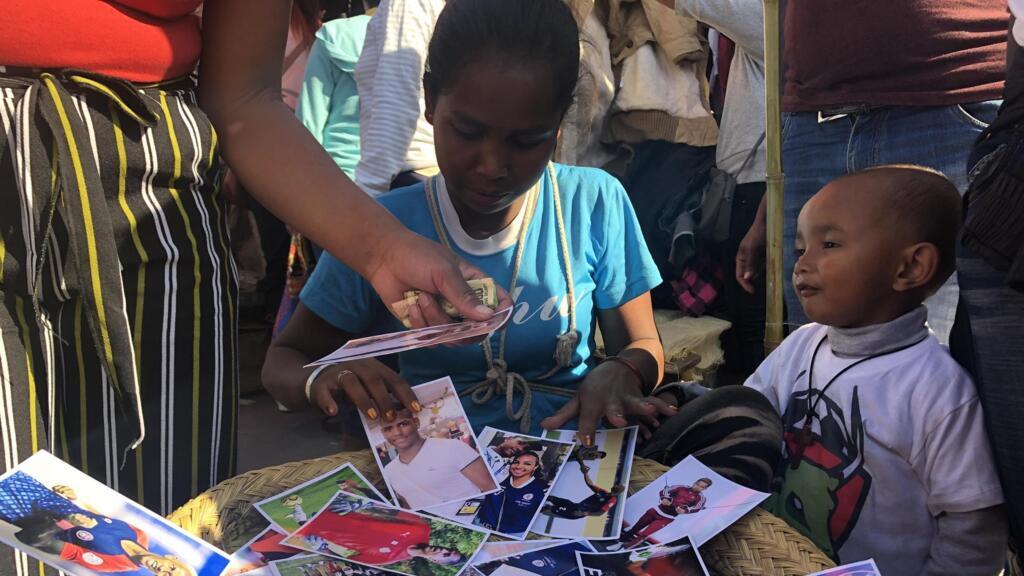 Les victoires successives de l'équipe nationale de foot malgache à la CAN fait le bonheur des petits commerçants de rues. Les supporters se bousculent pour acheter les produits à l'effigie des Barea.